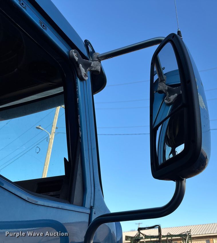 image for item FG0001 2006 International 9400i semi truck