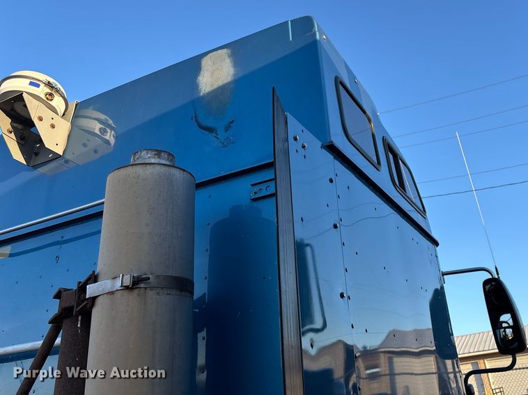 image for item FG0001 2006 International 9400i semi truck