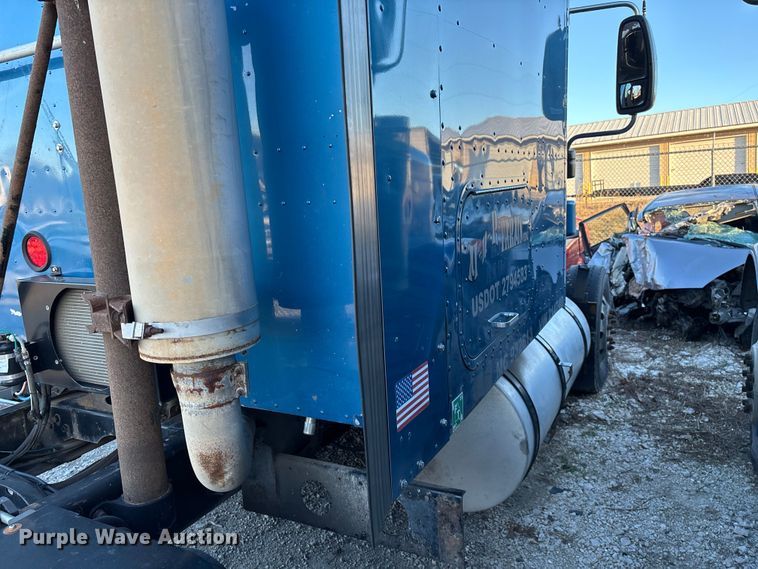 image for item FG0001 2006 International 9400i semi truck