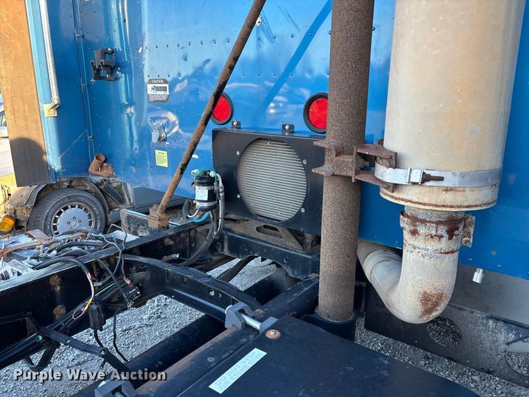 image for item FG0001 2006 International 9400i semi truck