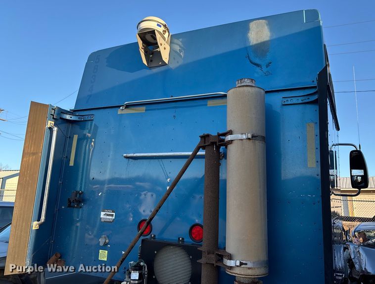 image for item FG0001 2006 International 9400i semi truck