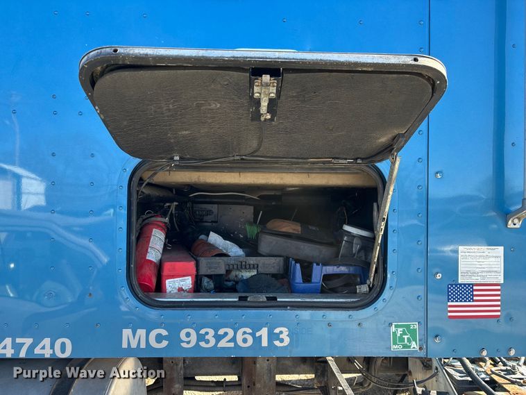 image for item FG0001 2006 International 9400i semi truck