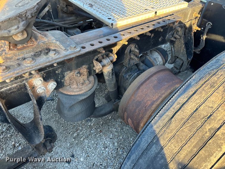 image for item FG0001 2006 International 9400i semi truck