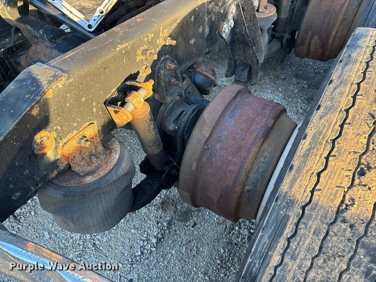 image for item FG0001 2006 International 9400i semi truck