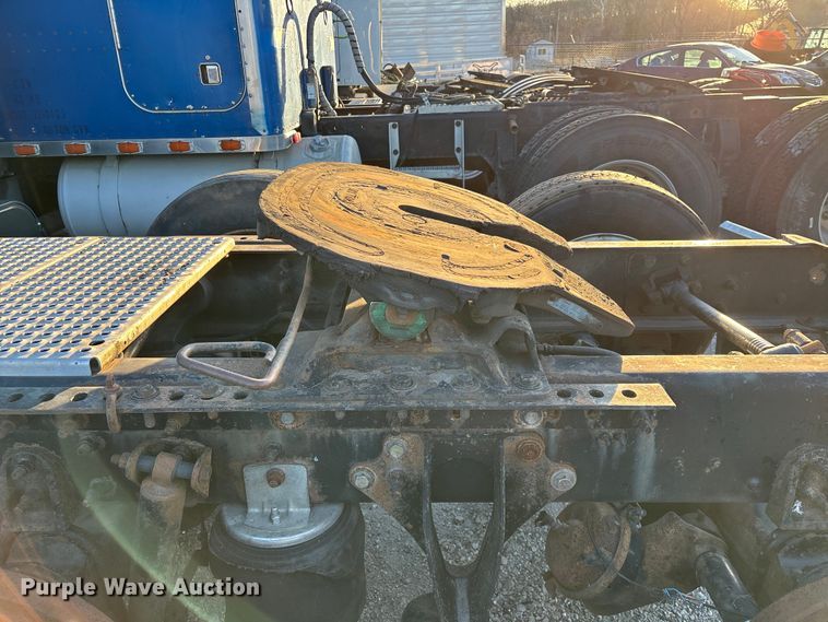 image for item FG0001 2006 International 9400i semi truck