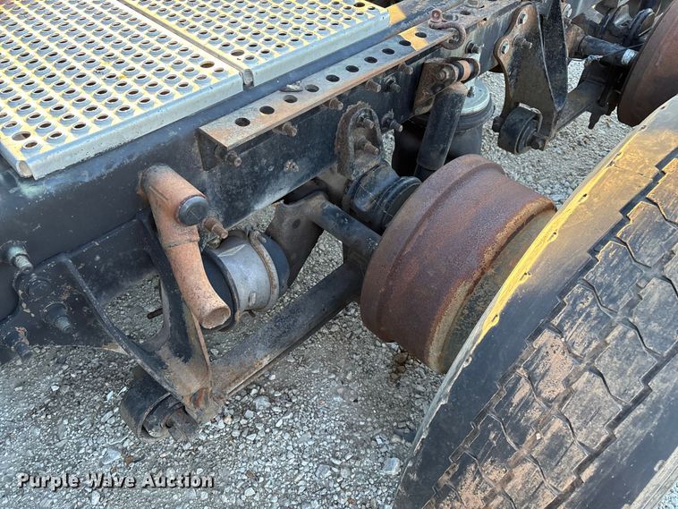 image for item FG0001 2006 International 9400i semi truck