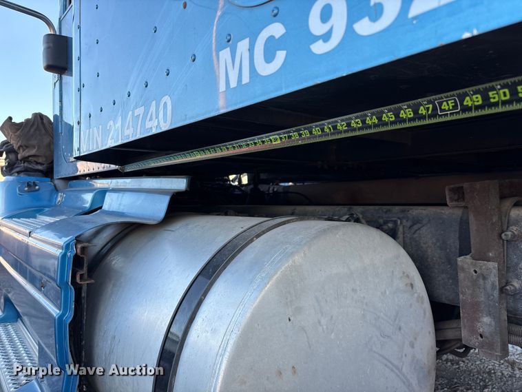 image for item FG0001 2006 International 9400i semi truck