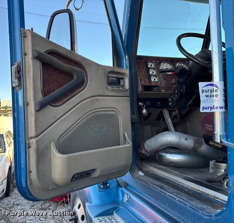 image for item FG0001 2006 International 9400i semi truck