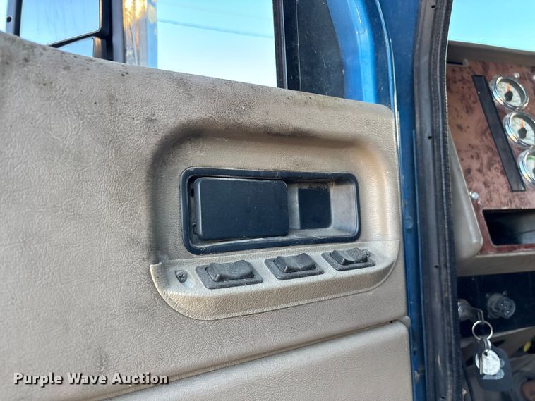 image for item FG0001 2006 International 9400i semi truck