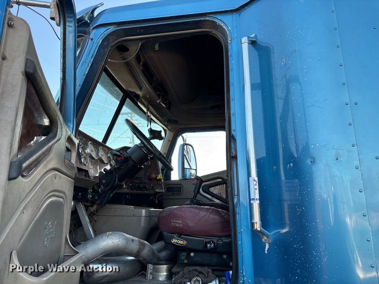 image for item FG0001 2006 International 9400i semi truck