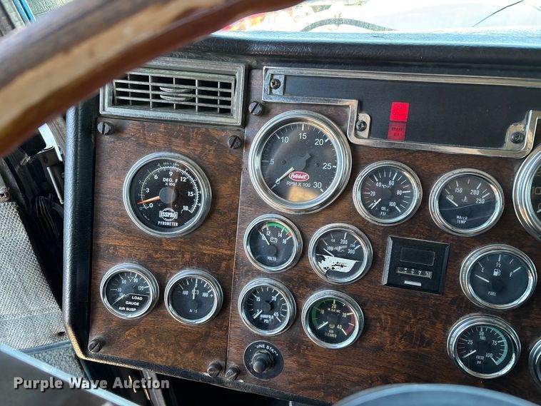 image for item FG0001 2006 International 9400i semi truck