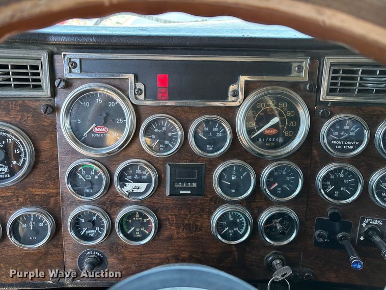 image for item FG0001 2006 International 9400i semi truck