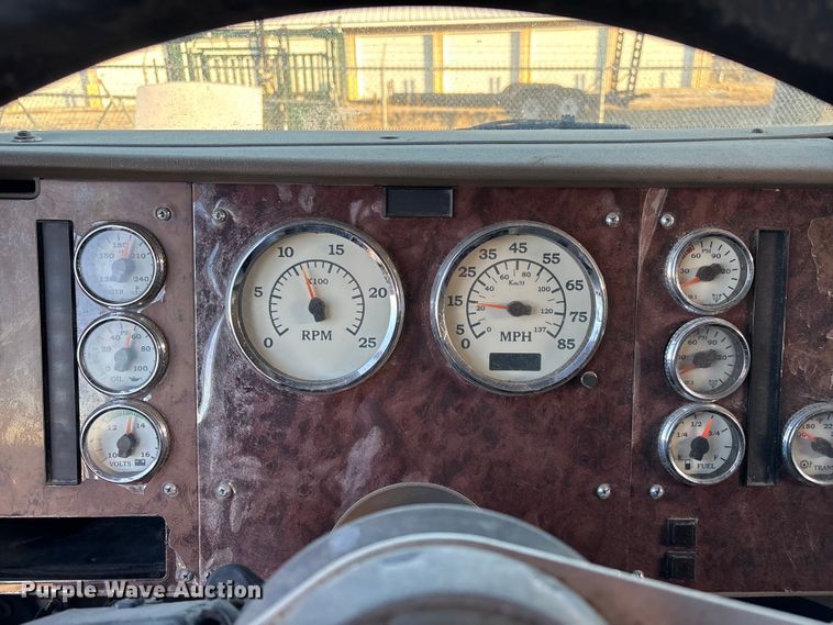 image for item FG0001 2006 International 9400i semi truck