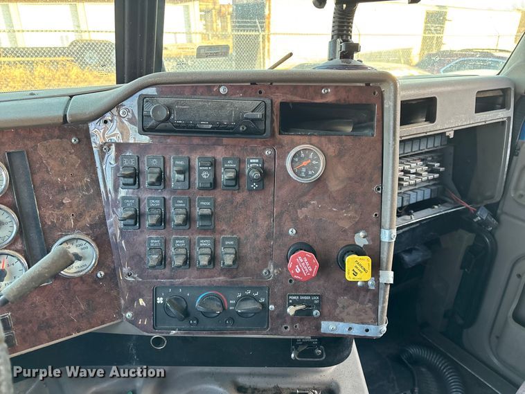 image for item FG0001 2006 International 9400i semi truck