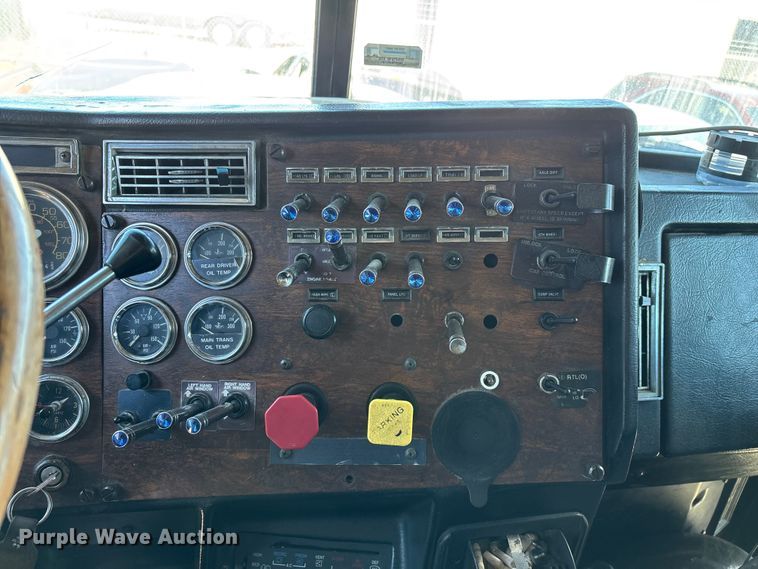 image for item FG0001 2006 International 9400i semi truck