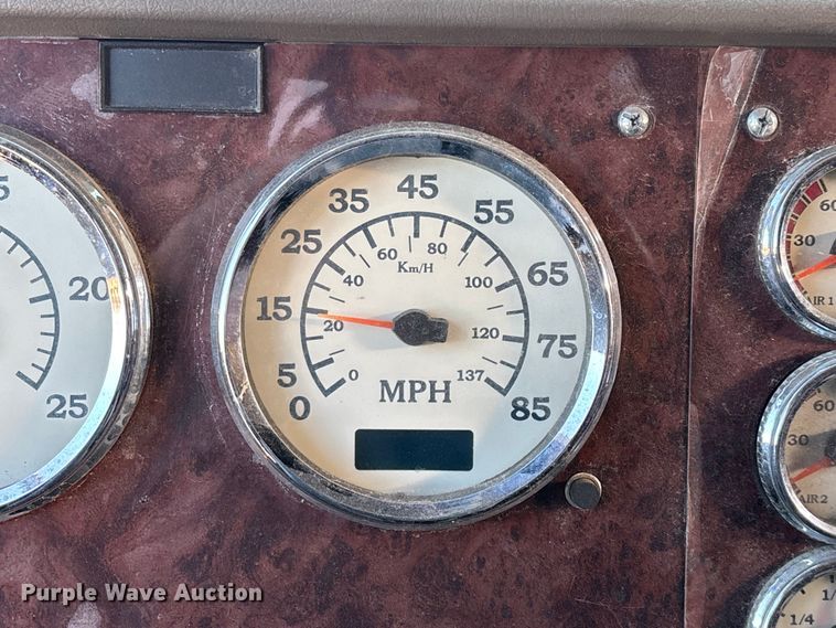 image for item FG0001 2006 International 9400i semi truck