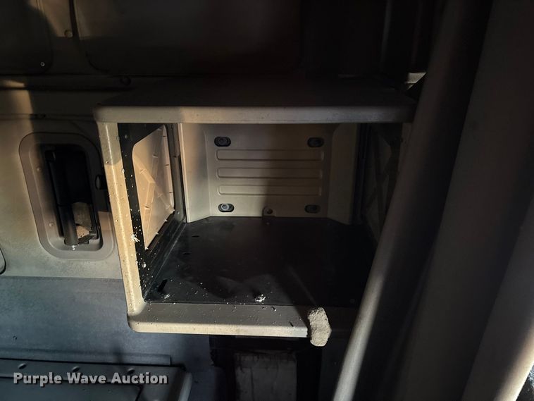 image for item FG0001 2006 International 9400i semi truck