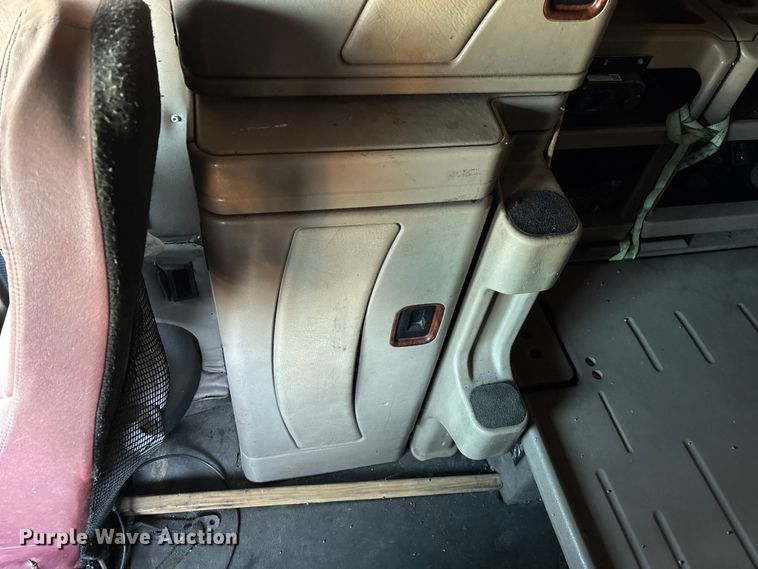 image for item FG0001 2006 International 9400i semi truck