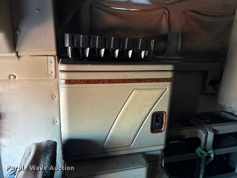 image for item FG0001 2006 International 9400i semi truck