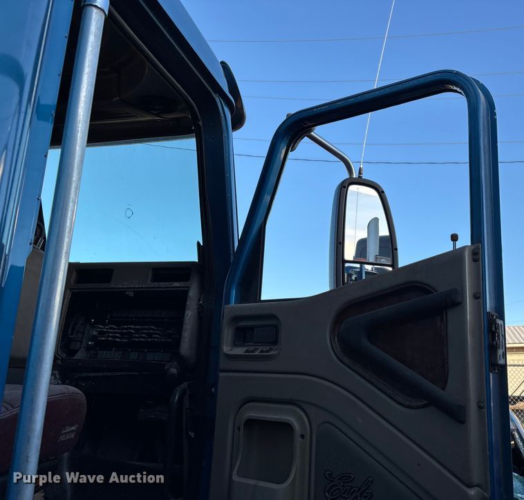 image for item FG0001 2006 International 9400i semi truck