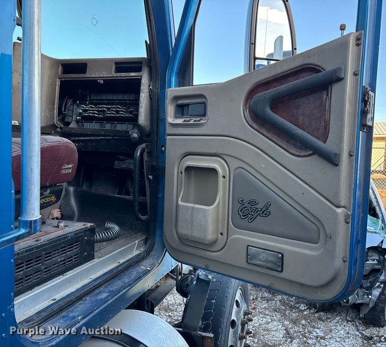 image for item FG0001 2006 International 9400i semi truck