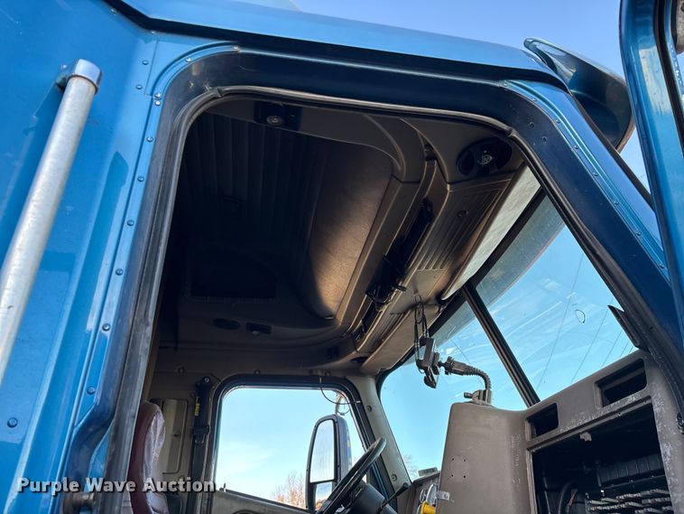 image for item FG0001 2006 International 9400i semi truck