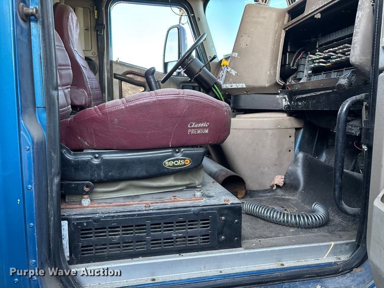 image for item FG0001 2006 International 9400i semi truck