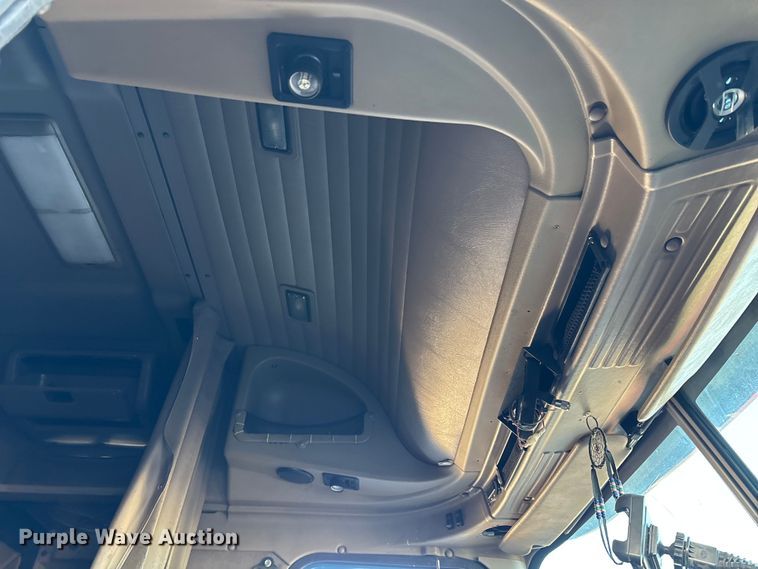 image for item FG0001 2006 International 9400i semi truck