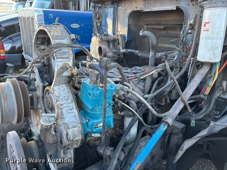 image for item FG0001 2006 International 9400i semi truck