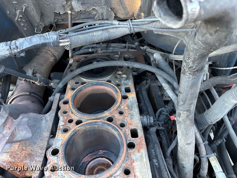 image for item FG0001 2006 International 9400i semi truck