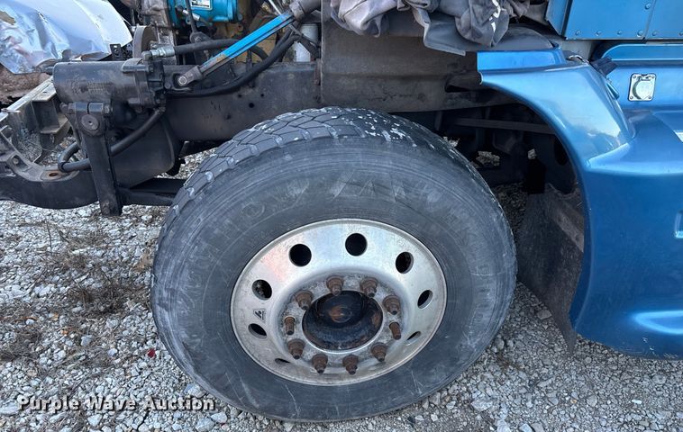 image for item FG0001 2006 International 9400i semi truck