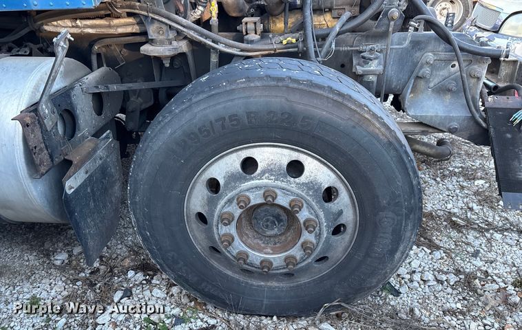 image for item FG0001 2006 International 9400i semi truck