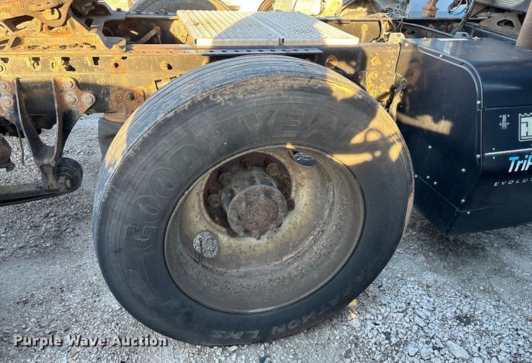 image for item FG0001 2006 International 9400i semi truck