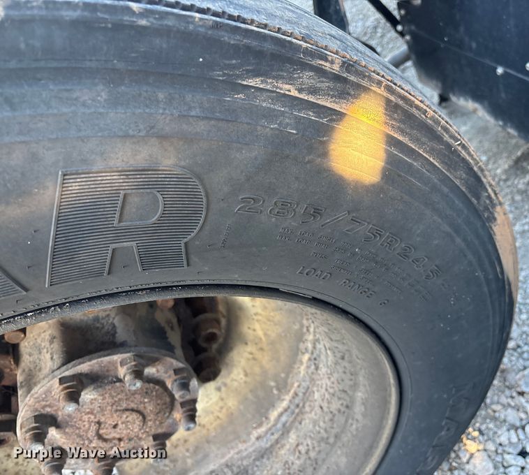 image for item FG0001 2006 International 9400i semi truck