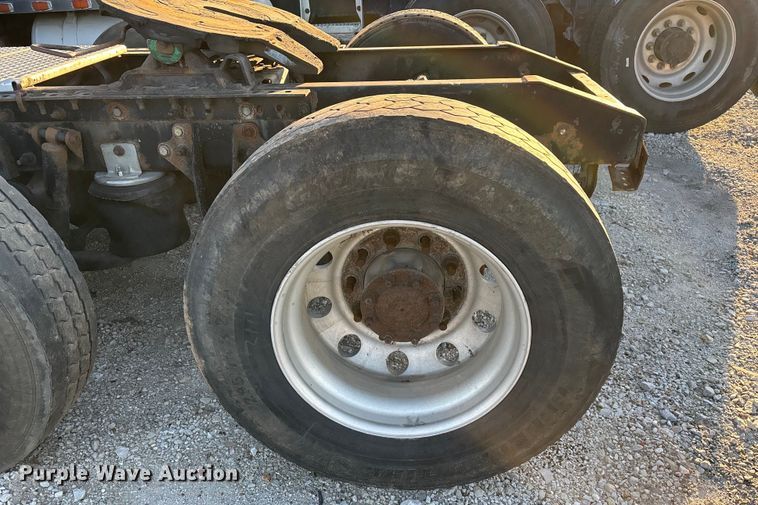 image for item FG0001 2006 International 9400i semi truck