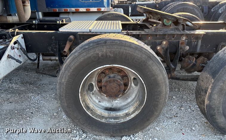 image for item FG0001 2006 International 9400i semi truck