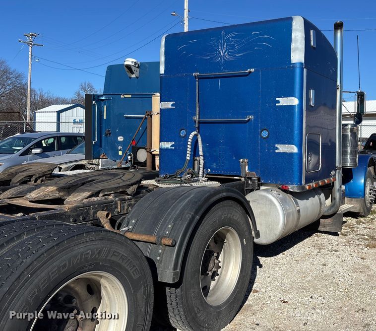 image for item FG0002 1994 Peterbilt 379 semi truck