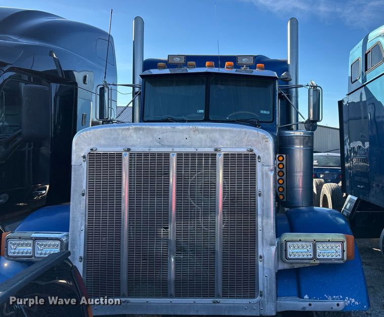 image for item FG0002 1994 Peterbilt 379 semi truck