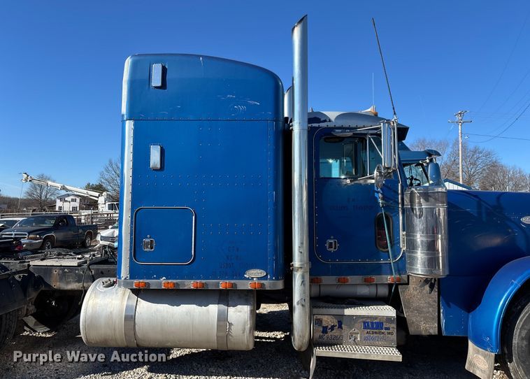 image for item FG0002 1994 Peterbilt 379 semi truck