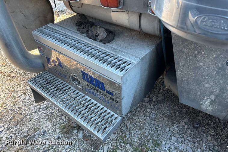 image for item FG0002 1994 Peterbilt 379 semi truck