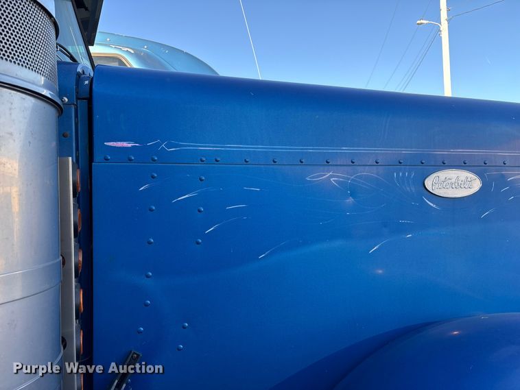 image for item FG0002 1994 Peterbilt 379 semi truck