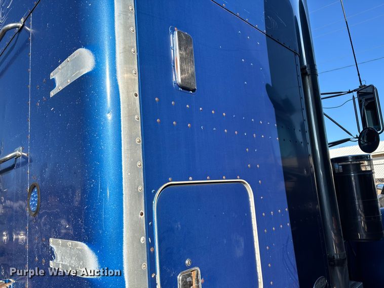 image for item FG0002 1994 Peterbilt 379 semi truck