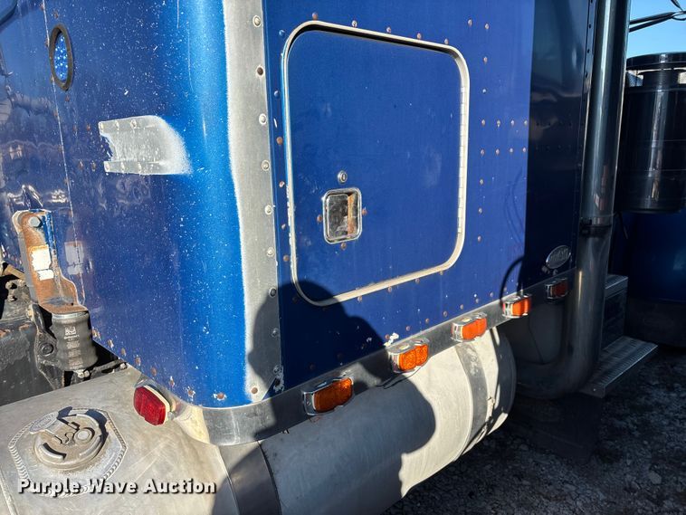 image for item FG0002 1994 Peterbilt 379 semi truck