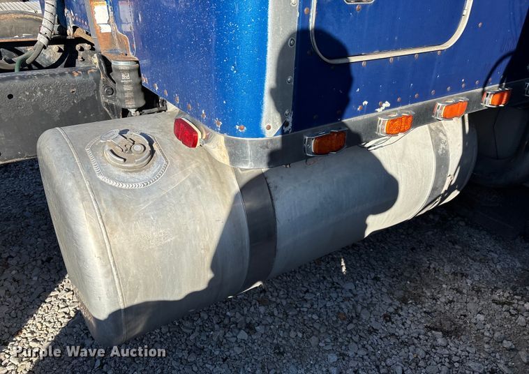 image for item FG0002 1994 Peterbilt 379 semi truck