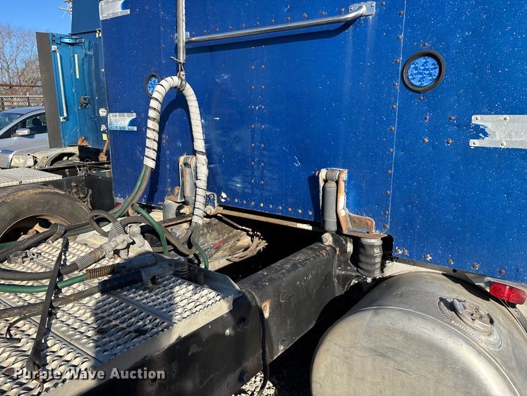 image for item FG0002 1994 Peterbilt 379 semi truck