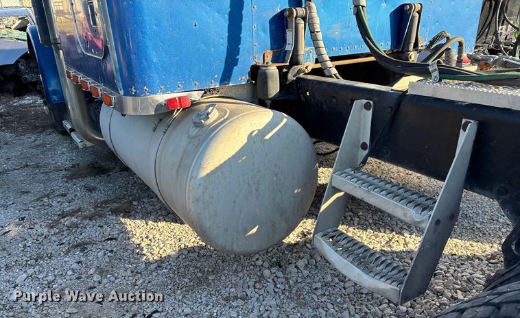 image for item FG0002 1994 Peterbilt 379 semi truck