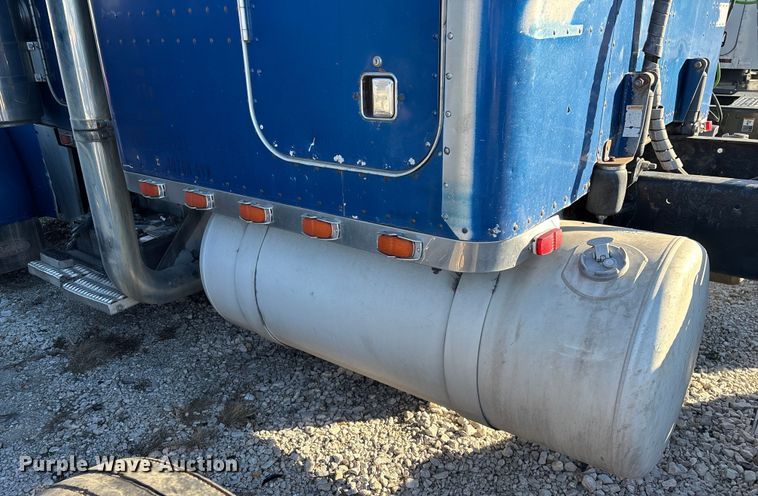 image for item FG0002 1994 Peterbilt 379 semi truck