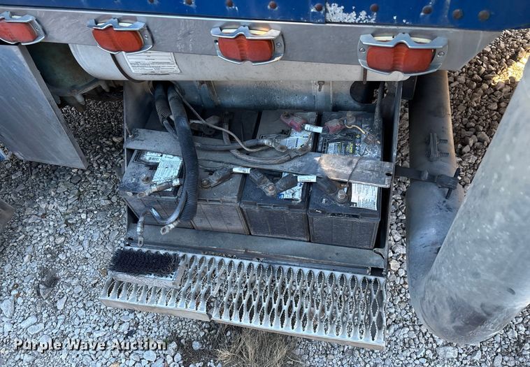 image for item FG0002 1994 Peterbilt 379 semi truck