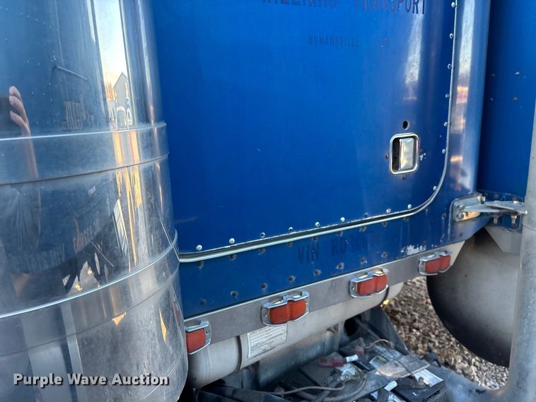 image for item FG0002 1994 Peterbilt 379 semi truck