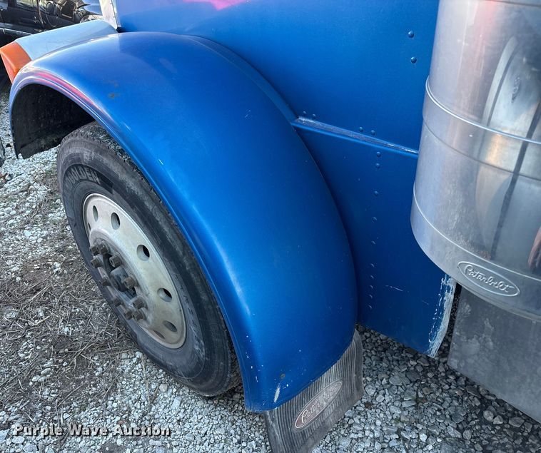 image for item FG0002 1994 Peterbilt 379 semi truck